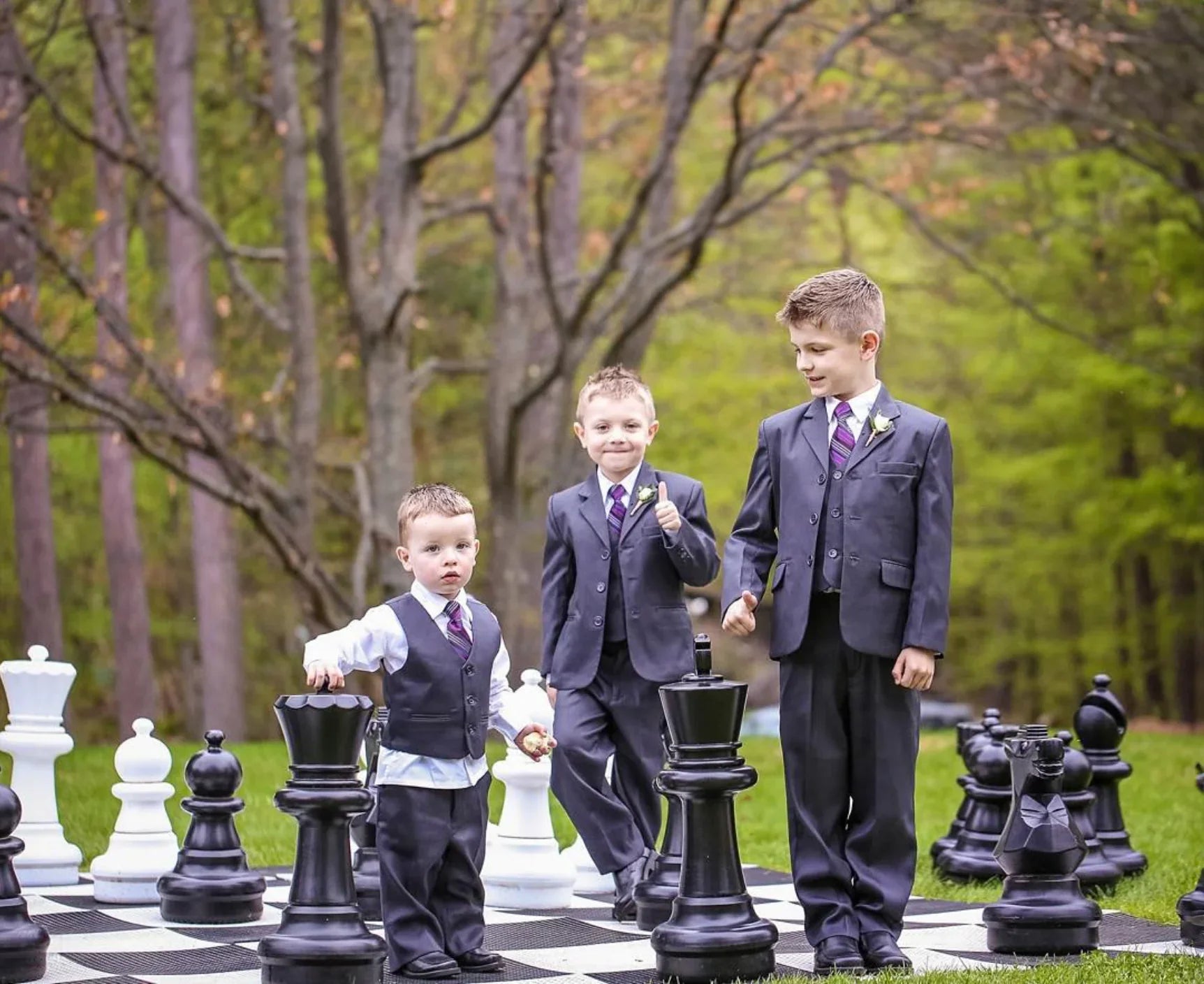 Photo children walking through giant chess set outdoors
